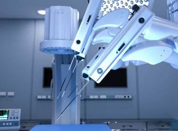 In what way is Robotic surgery superior to Laparoscopic surgery?